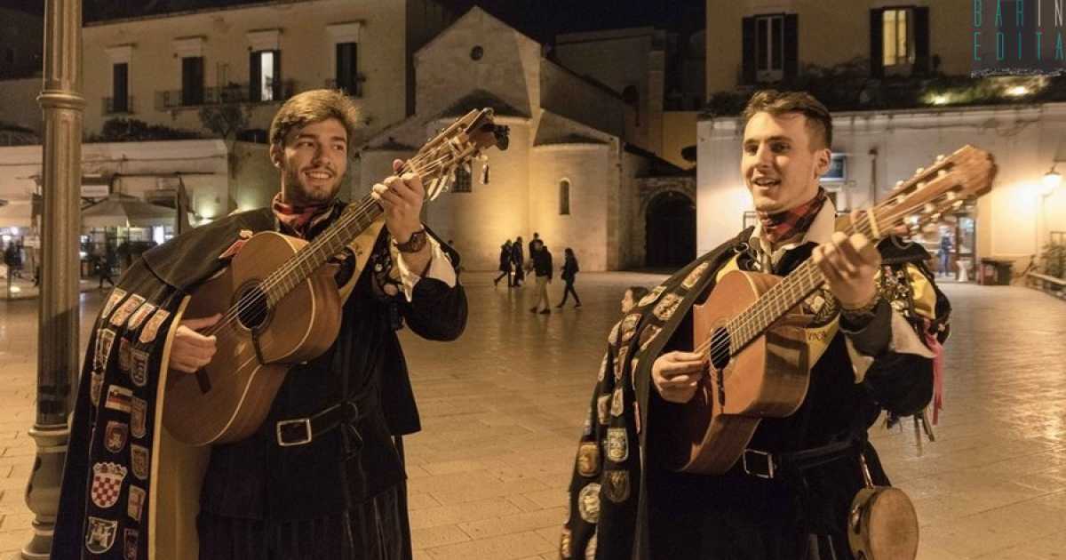 Mantelli, stemmi e chitarre: a Bari due studenti spagnoli mettono in scena la ''Tuna''